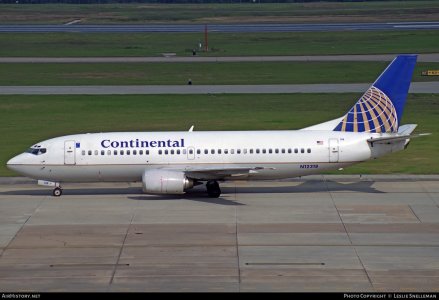 Continental 737-324 N12318 1991.jpg