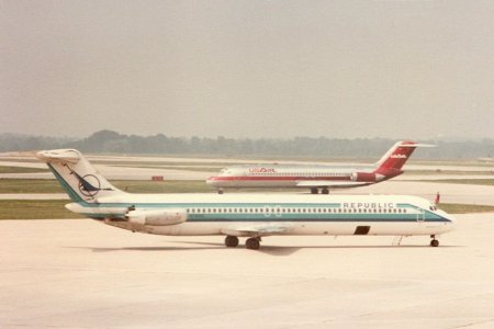Republic DC-9-51 1979 N781NC IND_19820530_01.jpg