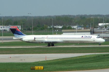 Delta MD-88 N961DL IND_20060422_02.jpg