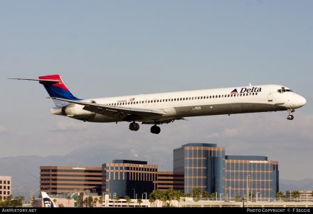 Delta MD-90-30 N909DA 2000.jpg