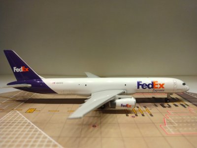 FedEx Express 757-2B7F N901FD R.jpg