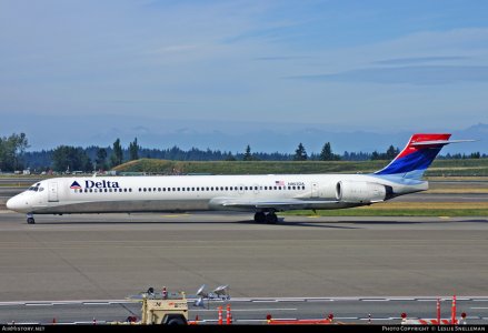 Delta MD-90-30 2000 N902DA.jpg