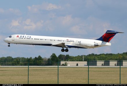 Delta MD-88 2007 N982DL L.jpg