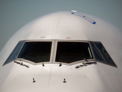Boeing_747_Jumbo_front_cockpit_windows.jpg