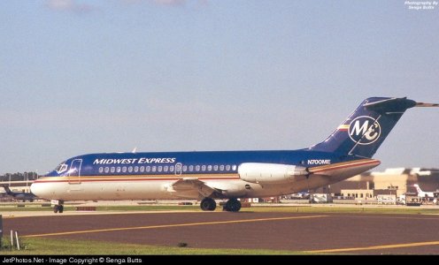 Midwest Express DC-9-14 N700ME L.jpg