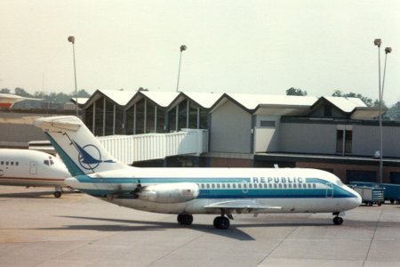 Republic DC-9-15 1979 N3314L IND_19850526_01.jpg