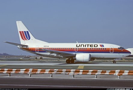 United 737-522 1988 N926UA R.jpg