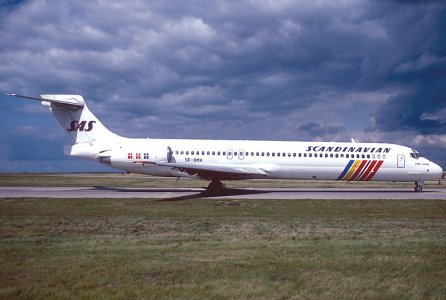 800px-Scandinavian_Airlines_MD-87_SE-DMA.jpg