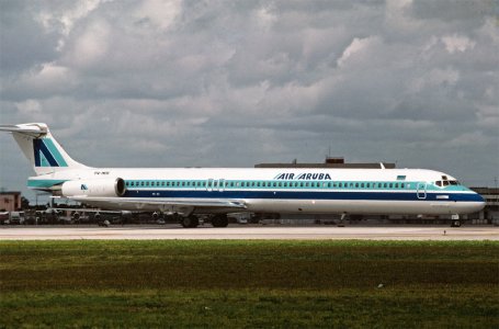 McDonnell-Douglas-MD-80-Air-Aruba (1).jpg