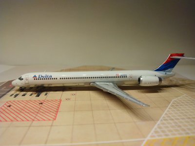 Delta MD-90-30 2000 N910DN L.jpg