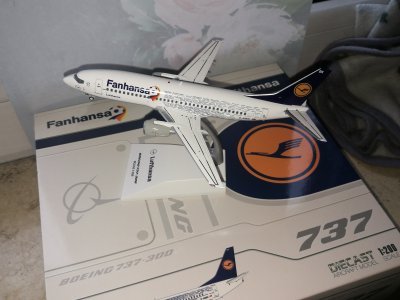 Lufthansa B737-500 D-AEBK Fanhansa.jpg