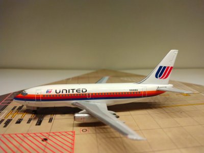 United B737-200 1988 N9068U L.jpg
