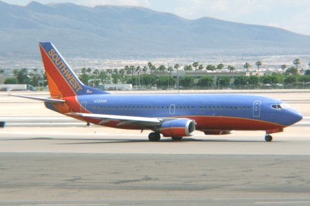 Southwest 737-3H4 N330SW LAS_051806_N330SW_01.jpg