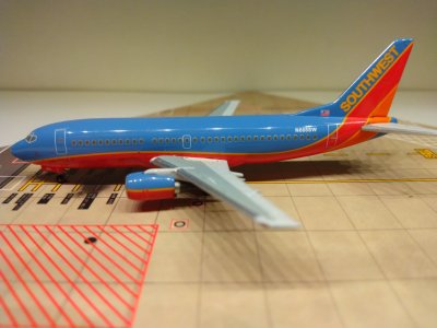 Southwest B737-3Q8 N688SW L.jpg