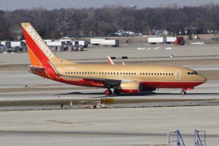 Southwest 737-7H4 N792SW gold IND_20100306_N792SW_02.jpg