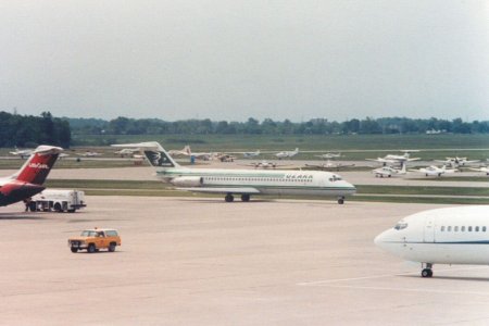 Ozark DC-9-31 1979 N924L IND_19850527_01.jpg