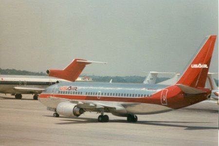 USAir 737-3B7 N355AU IND_19850526_01.jpg