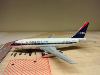 Delta B737-232A 1997 N317DL L.jpg