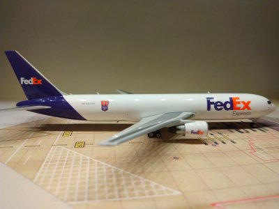 Federal Express B767-3S2FSCD N277FE R.jpg