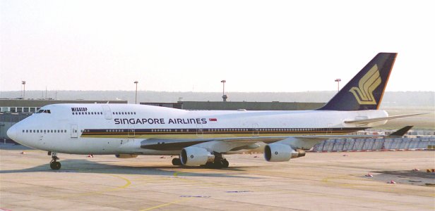 Singapore_Airlines_Boeing_747-400;_9V-SMZ@FRA;28.12.1995_(6169004547).jpg