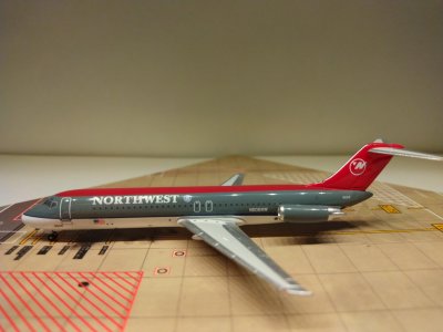 Northwest DC-9-32 1989 N606NW L.jpg