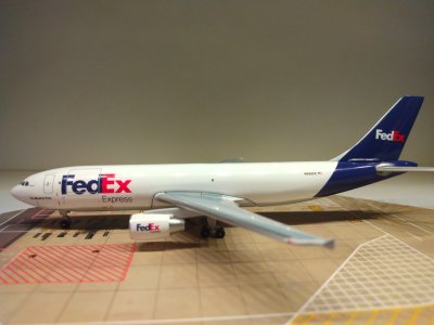 Federal Express A300F4-605R N692FE L.jpg