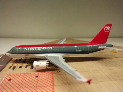 Northwest A319-114 N308NB L.jpg