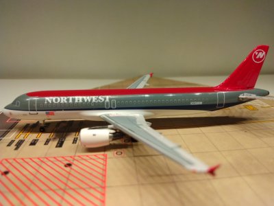 Northwest A320-212 1989 N338NW L.jpg