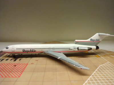 Republic B727-277A N274WC L.jpg