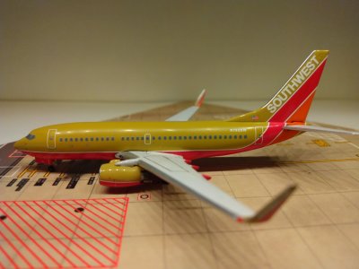 Southwest B737-7H4 N792SW L.jpg