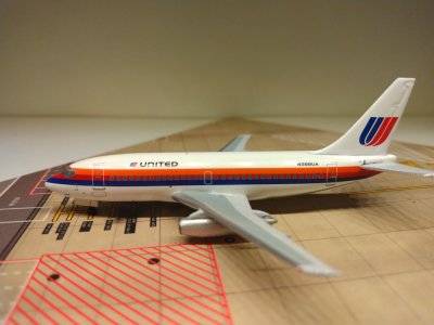 United B737-200 1974 N988UA L.jpg