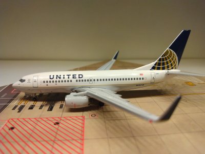 United B737-724WL N13718 L.jpg