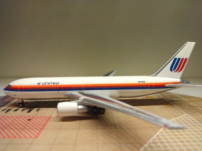 United B767-222 N613UA L.jpg