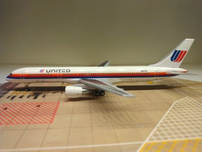 United B757-222 1988 N501UA L.jpg