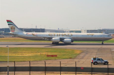 Etihad_Airways_Airbus_A340-600;_A6-EHI@LHR;05.06.2010_576dh_(4688974970).jpg