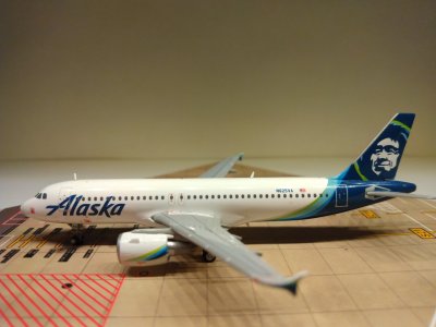 Alaska A320-214 N625VA L.jpg
