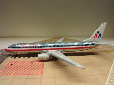 American B737-823 N902AN L.jpg