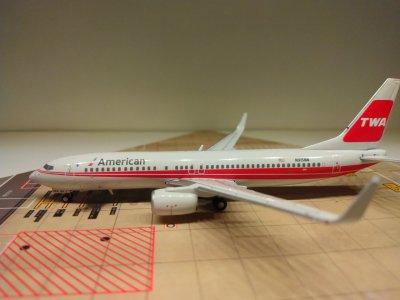 American B737-823WL 2013 N915NN L.jpg