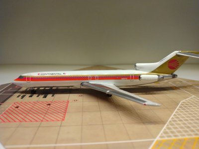 Continental B727-224 N88710 L.jpg