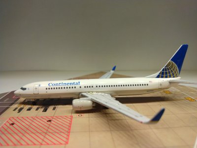 Continental B737-824WL N37293 L.jpg