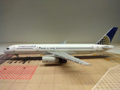 Continental B757-224ET N17128 L.jpg