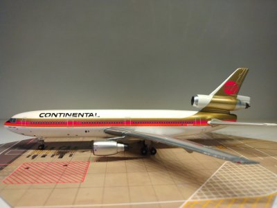 Continental DC-10-30 N12061 L.jpg