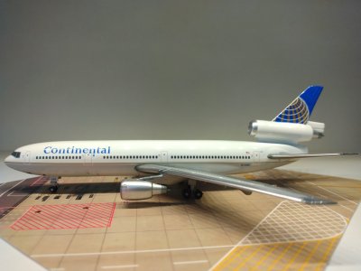 Continental DC-10-30 N13088 L.jpg