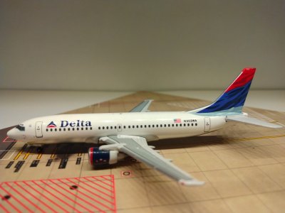 Delta B737-347 N302WA L.jpg