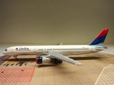 Delta B757-232 2000 N608DA L.jpg