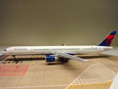 Delta B757-351 N591NW L.jpg