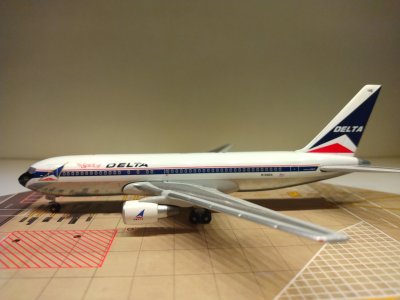 Delta B767-232 N102DA L.jpg