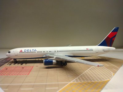 Delta B767-332 2007 N125DL L.jpg