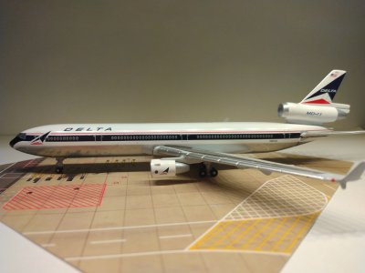 Delta MD-11 N804DE L.jpg