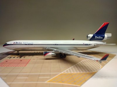 Delta MD-11 N812DE L.jpg